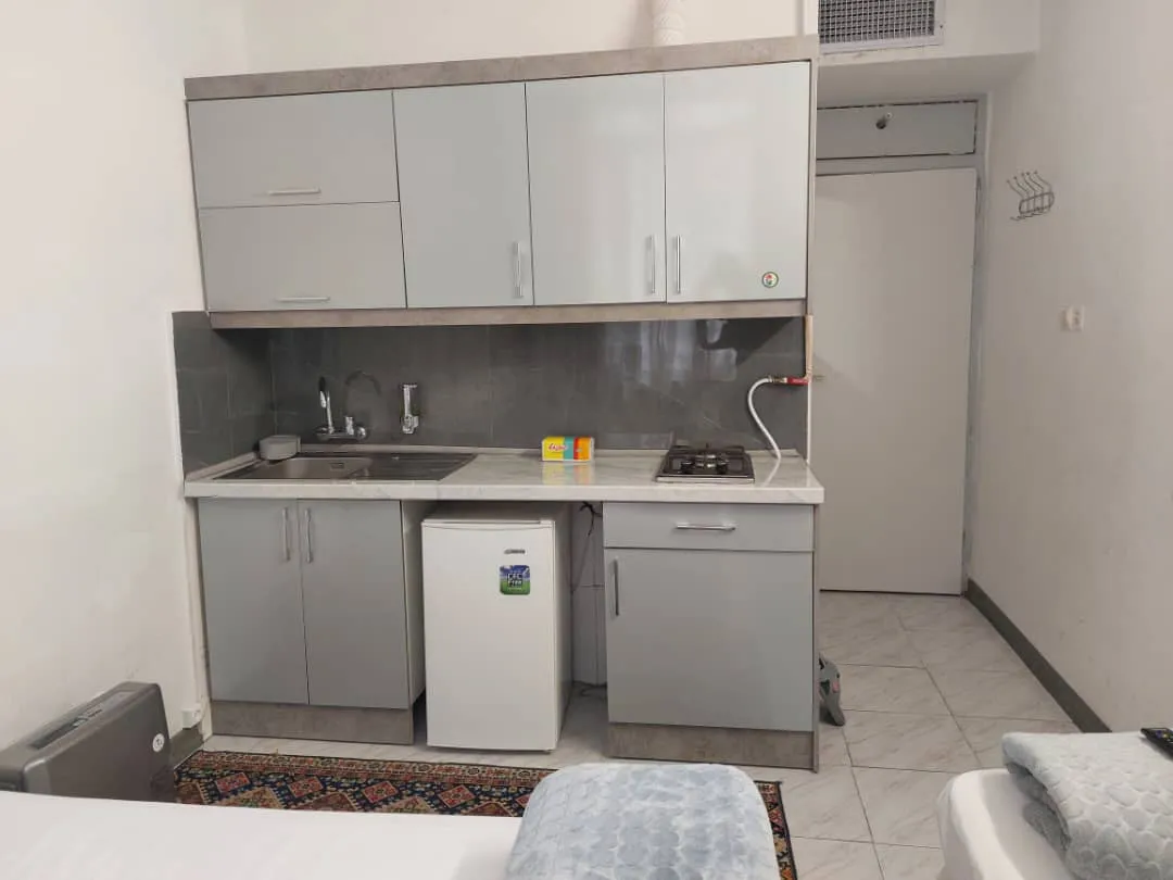 آشپزخانه کوچک اقامتگاه یارزمان با سینک و اجاق گاز