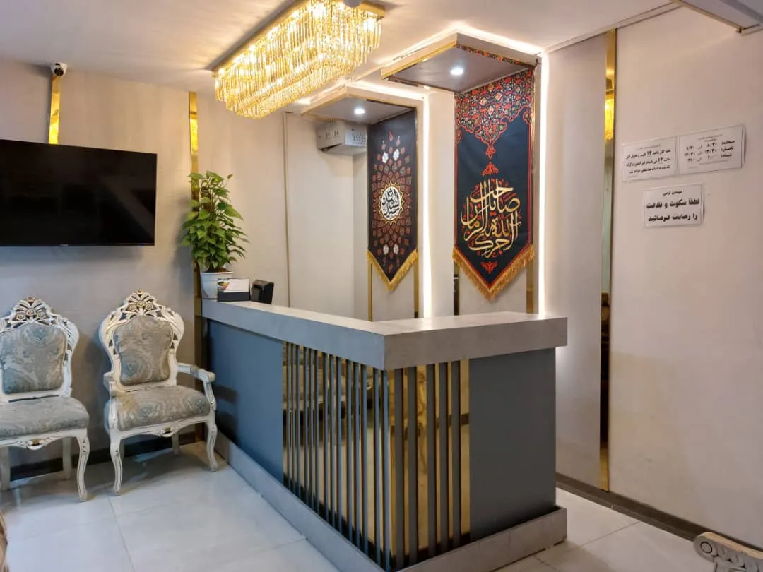 پذیرش هتل یارزمان با دکوراسیون طلایی