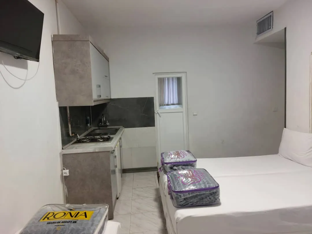 اتاق یارزمان با تخت و کابینت آشپزخانه