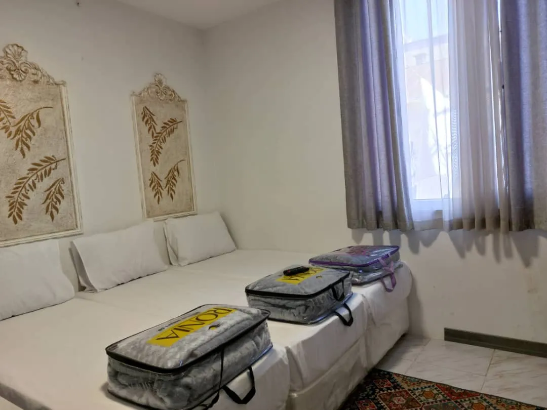 اتاق چهار تخته( سه تخت سینگل + کاناپه )