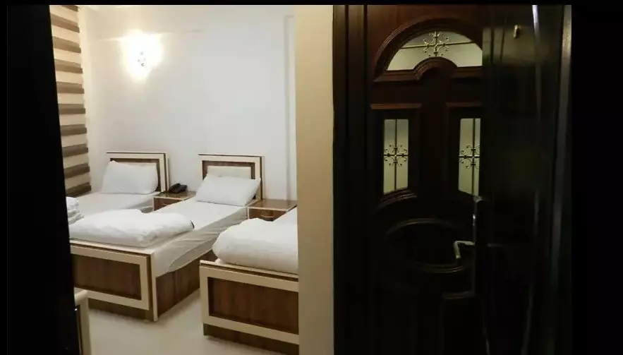 سه تخت یک‌نفره در اتاق هتل فورتین پانوراما