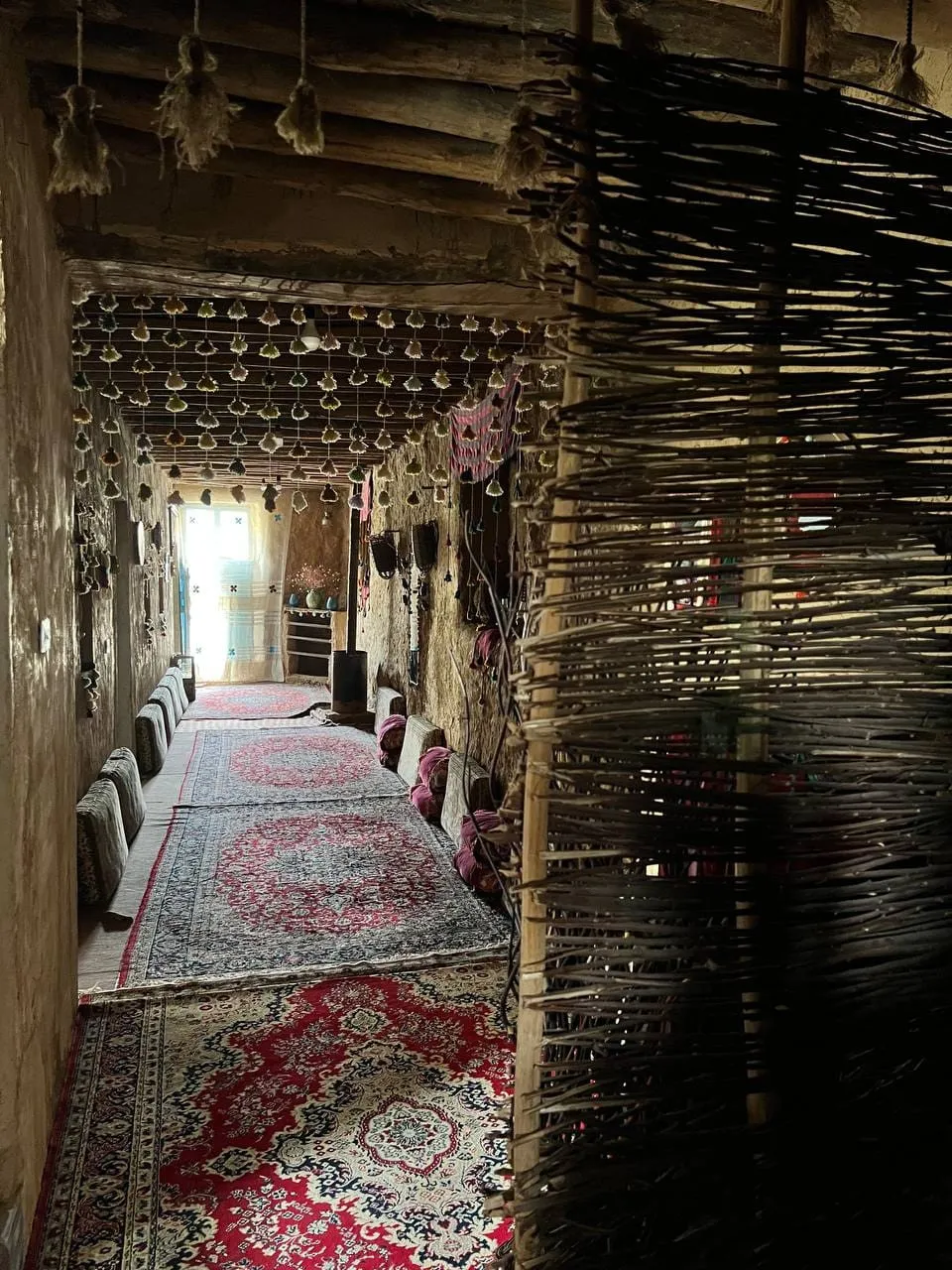 راهروی سنتی واران با فرش‌های قرمز