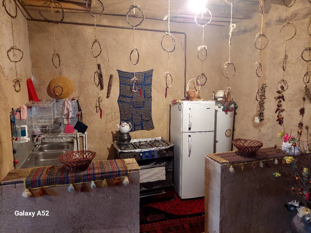آشپزخانه سنتی واران با اجاق و یخچال