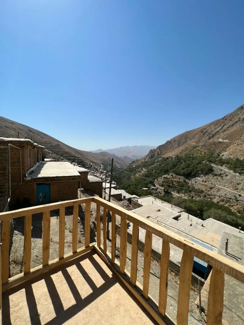 نمای کوهستان از تراس اقامتگاه واران