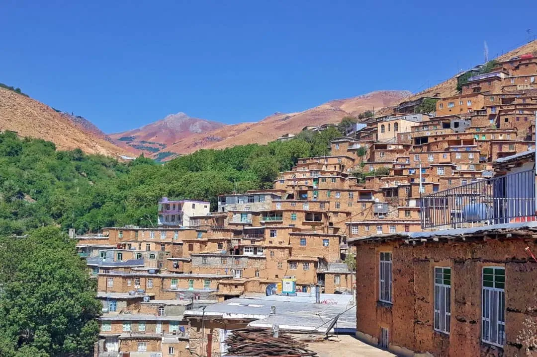 نمای روستای پلکانی واران در دامنه کوه