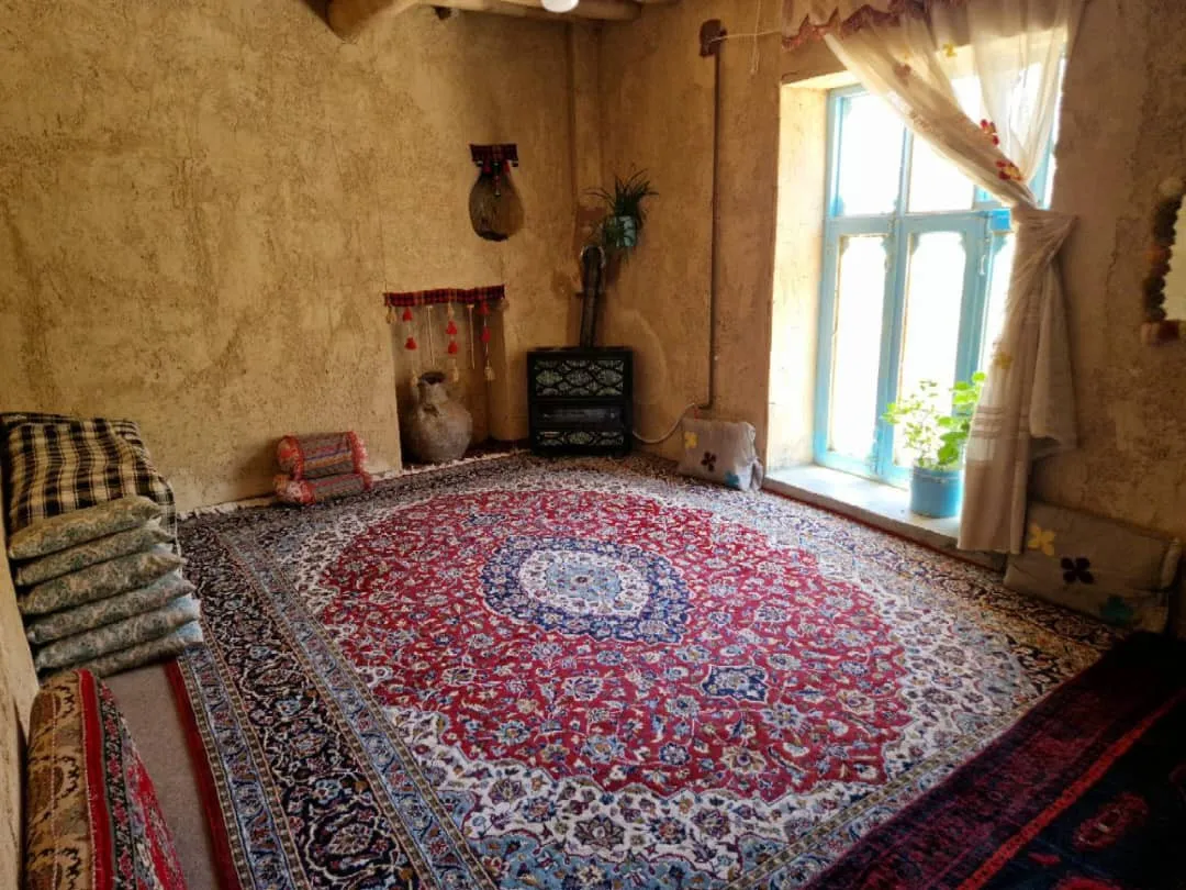 اتاق سنتی واران با فرش ایرانی و پنجره آبی