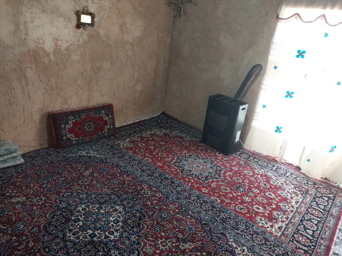 اتاق فرش‌شده واران با بخاری هیزمی