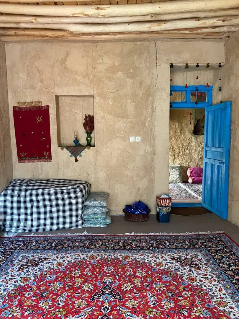 اتاق سنتی واران با در آبی و فرش ایرانی