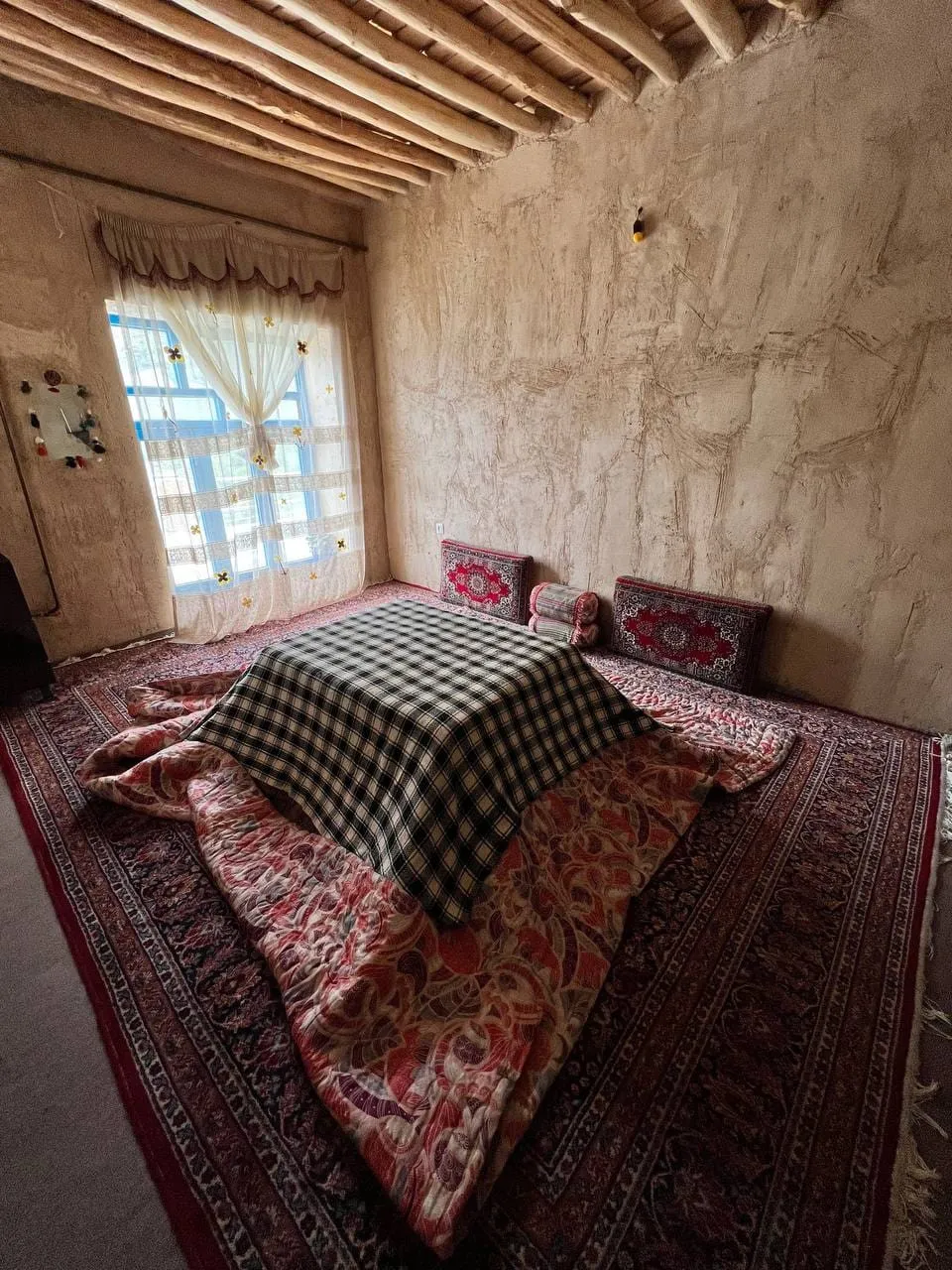 بستر سنتی واران با رختخواب و فرش قرمز