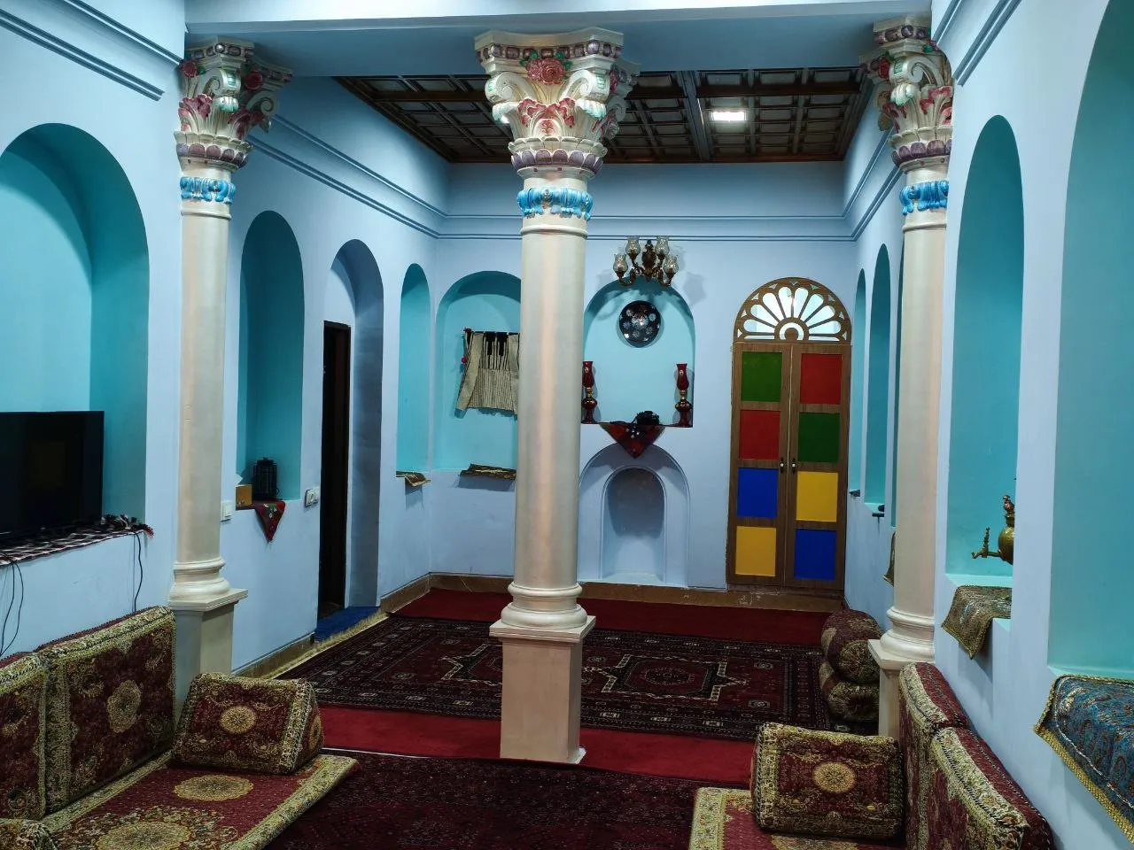 سالن هتل مونگ با ستون‌های نقش‌دار و در رنگی