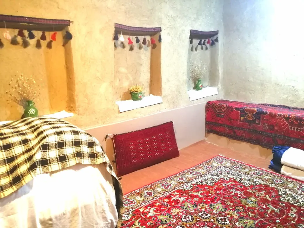 اتاق داربوم با قالی قرمز و تخت‌های سنتی