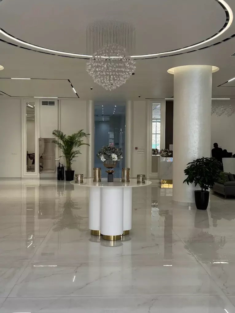 میز گل‌آرایی‌شده در لابی هتل طیبه