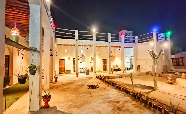 حیاط روشن اقامتگاه چیرا در شب
