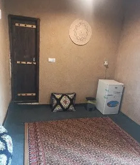 فرش سنتی و یخچال در اتاق اقامتگاه چیرا