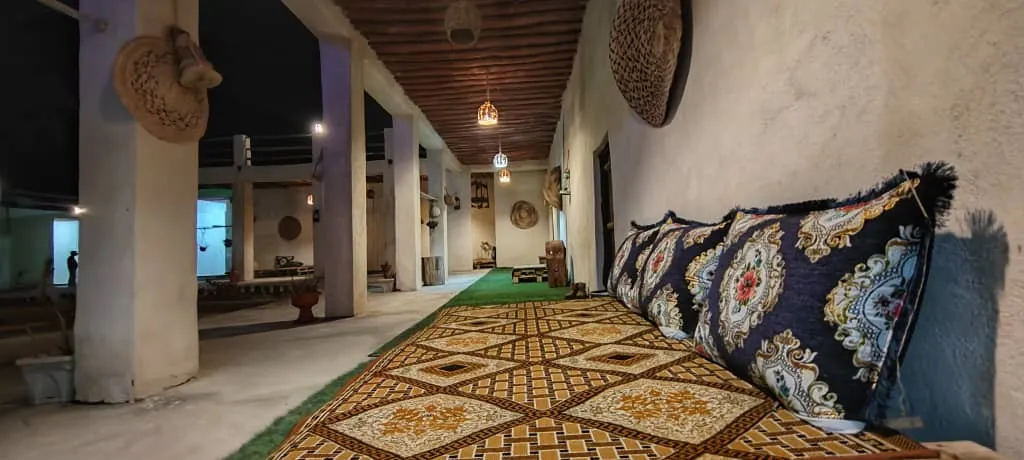 راهروی اقامتگاه چیرا با نشیمن و فرش هندسی