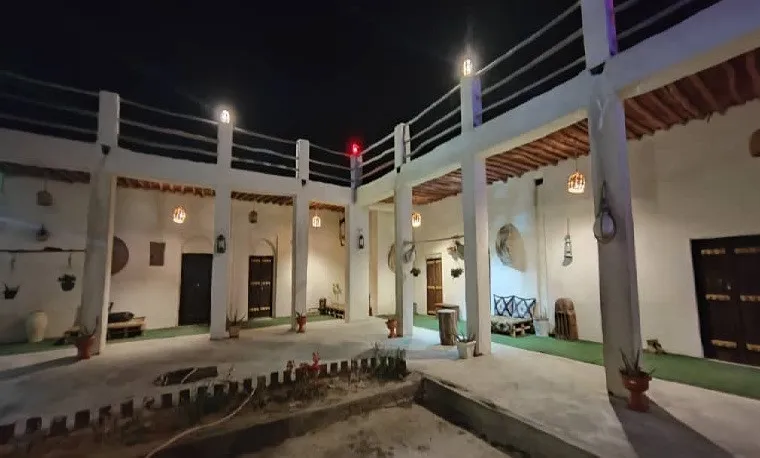 حیاط مرکزی اقامتگاه چیرا با ایوان دوطبقه در شب