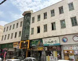 نمای بیرونی ساختمان هتل الماس غرب و مغازهها