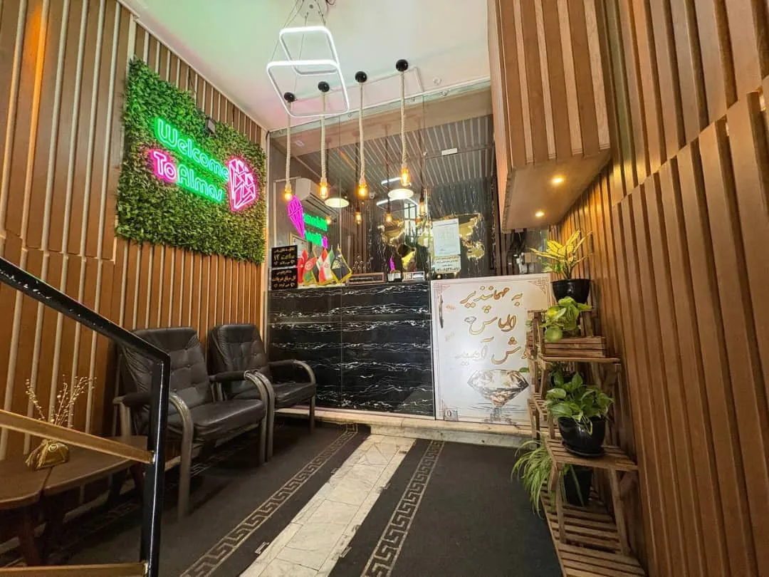 پذیرش هتل الماس غرب با دیوارکوب چوبی و گیاهان