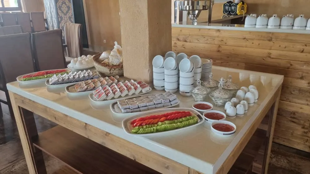 میز صبحانه هتل پلاس رابر با میوه و خوراکی