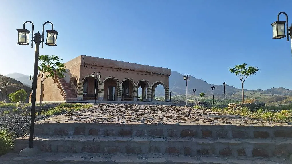 پلاس رابر و ساختمان سنگی قوس‌دار در دامنه کوه