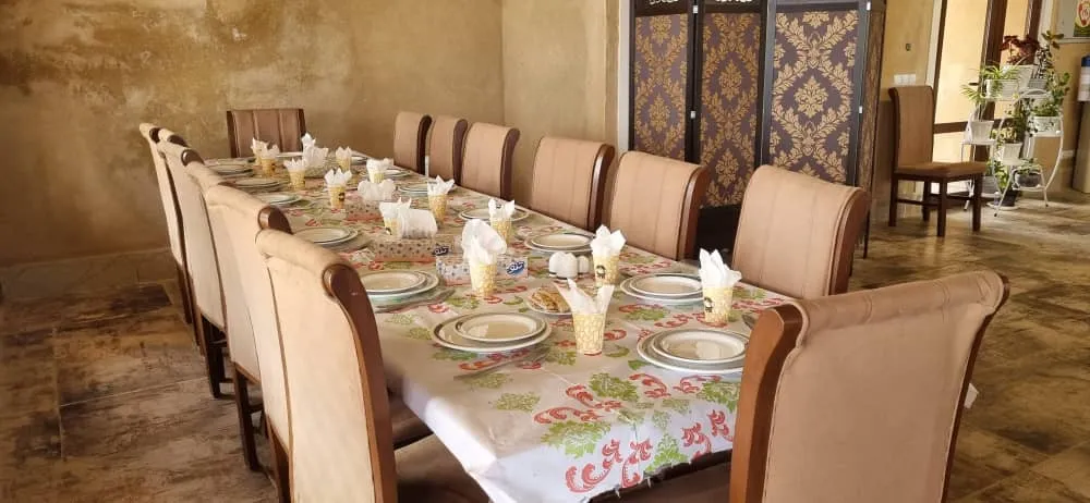 میز غذاخوری چیده‌شده هتل پلاس رابر