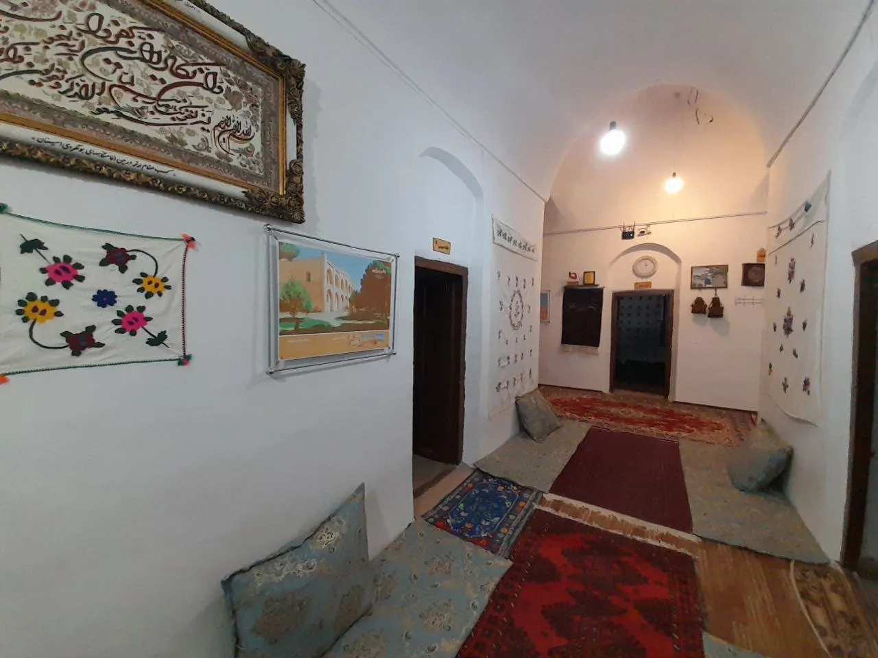 راهروی سنتی شمیرون با فرش و نشیمن