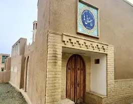 ورودی آجری و در چوبی خانه سمنانیها