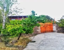 ورودی اقامتگاه آنیل با دروازه چوبی نارنجی