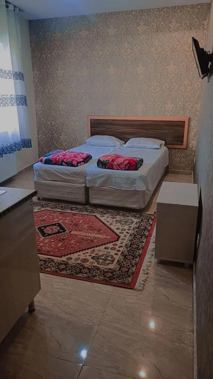 دو تخت یک‌نفره در اتاق هتل مهرسا