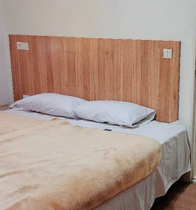 تخت دونفره با تاج چوبی در هتل سیاح