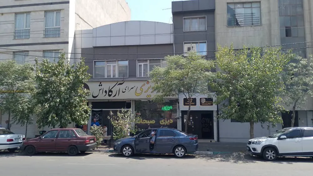 نمای بیرونی ساختمان هتل شب از خیابان