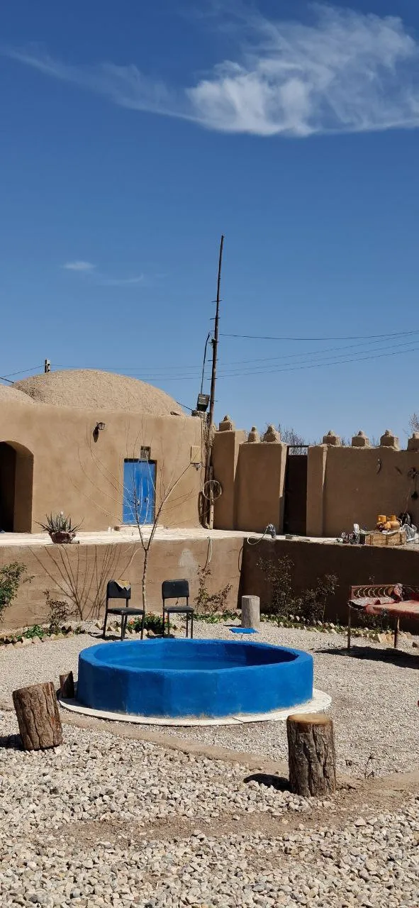 حوض آبی در حیاط خشتی هتل درویش