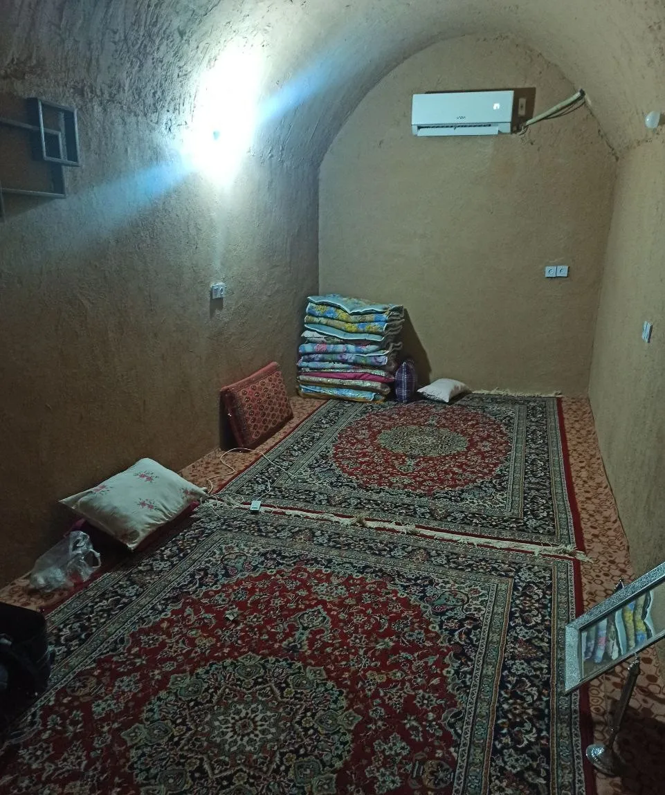 اتاق طاق‌دار با فرش‌های سنتی هتل درویش