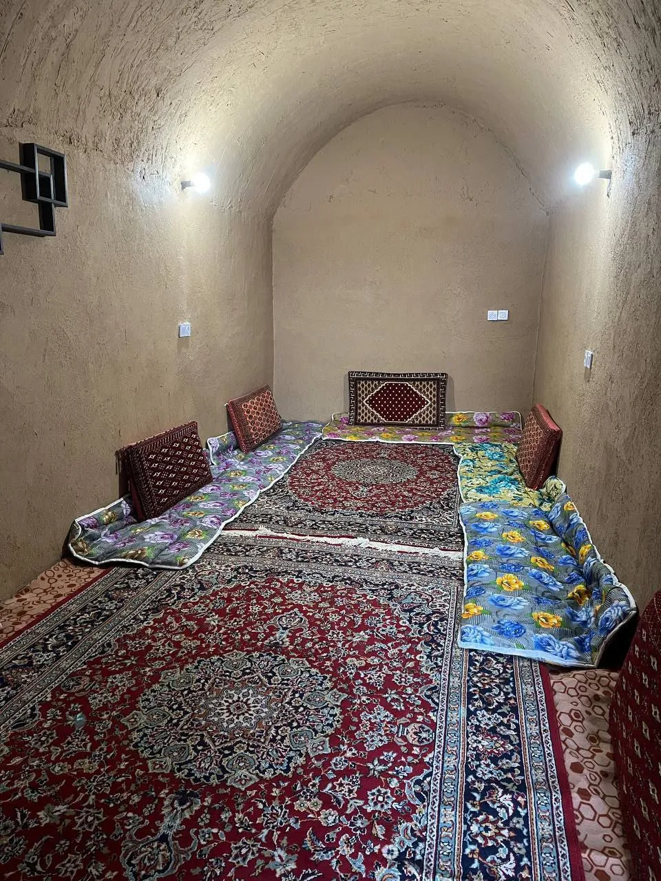 اتاق سنتی با فرش قرمز و رختخواب هتل درویش