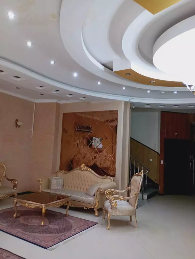 مبلمان کلاسیک طلایی در پذیرایی هتل اوستا