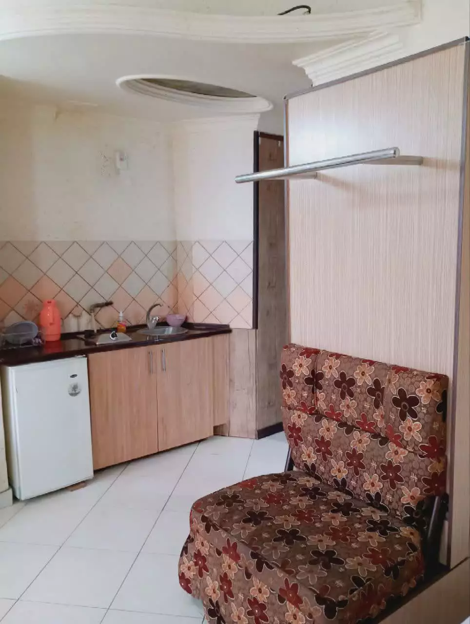 آشپزخانه کوچک و مبل گل‌دار در هتل اوستا