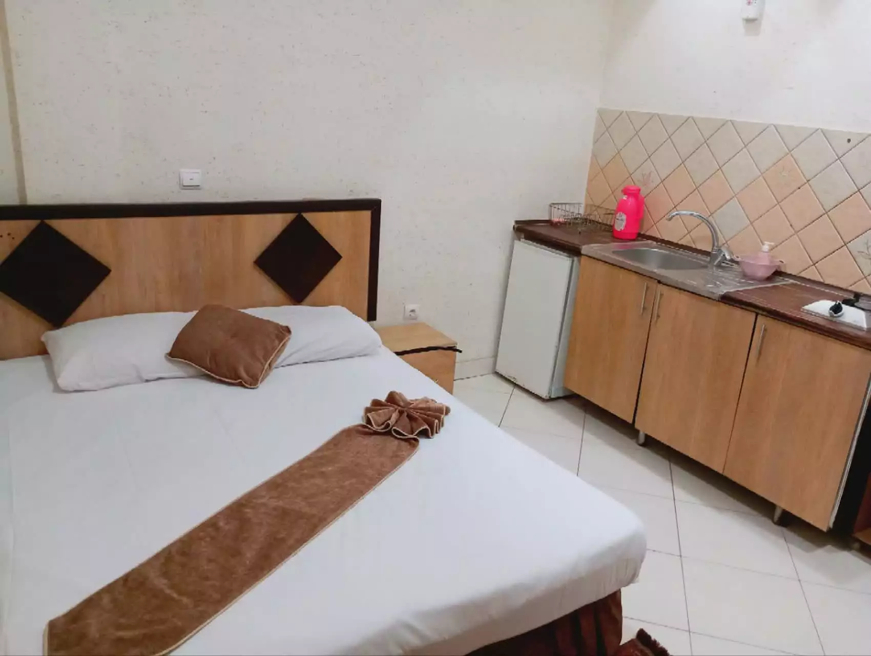 تخت دونفره کنار کابینت آشپزخانه هتل اوستا