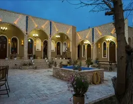 حیاط عمارت مهاجر خرقان با حوض مرکزی