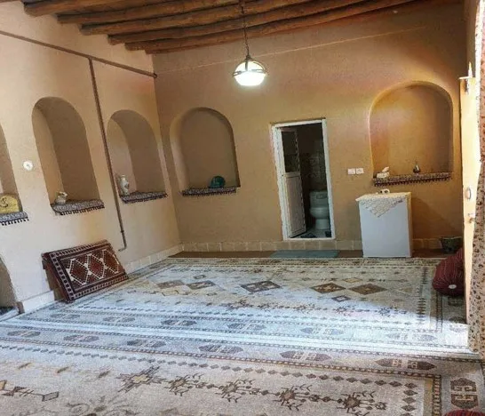 اتاق عمارت مهاجر خرقان با فرش و طاقچه‌های دیواری