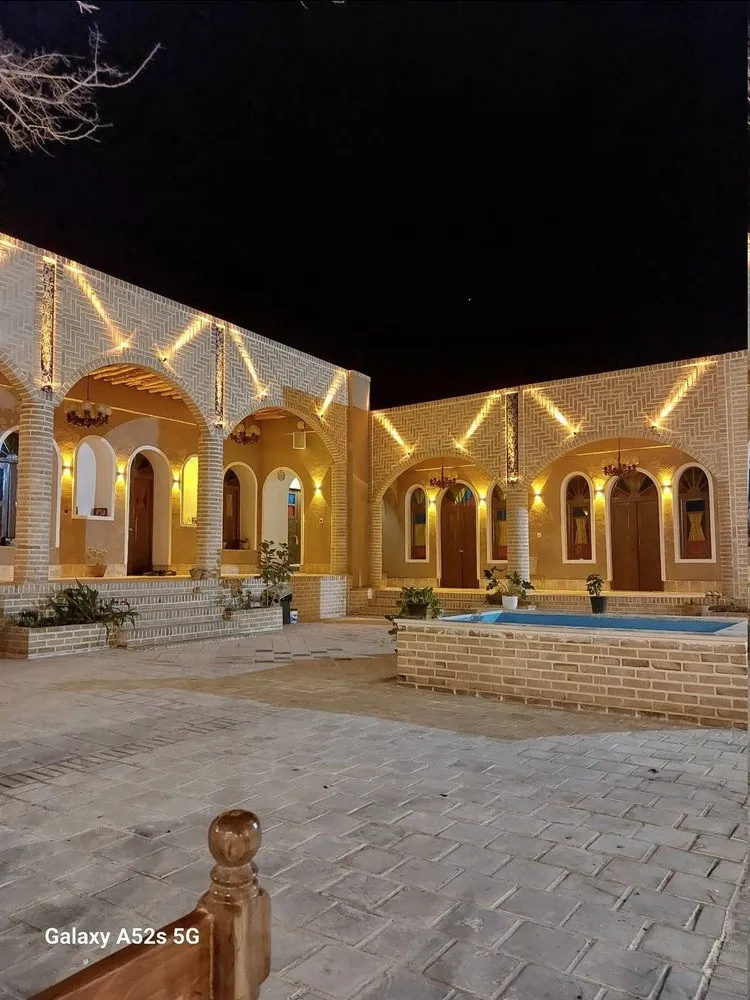 طاق‌های روشن حیاط عمارت مهاجر خرقان در شب