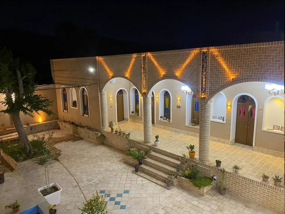 نمای شبانه حیاط عمارت مهاجر خرقان با طاق‌های آجری