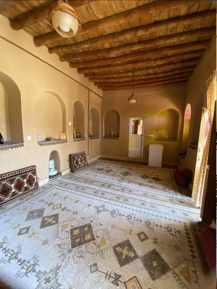 اتاق سنتی عمارت مهاجر خرقان با سقف چوبی