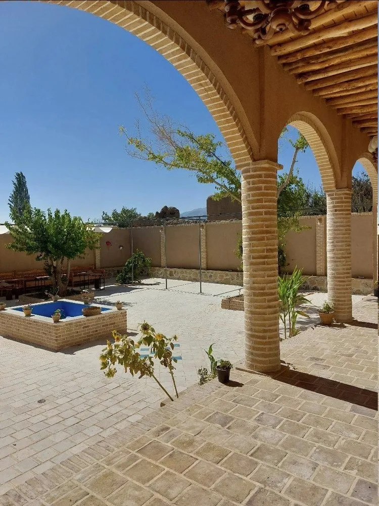 حیاط عمارت مهاجر خرقان با حوض و ایوان آجری