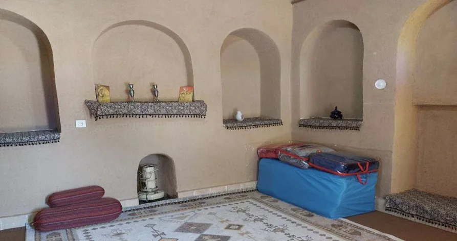 فضای سنتی با طاقچه‌های گچ‌بری در عمارت مهاجر خرقان