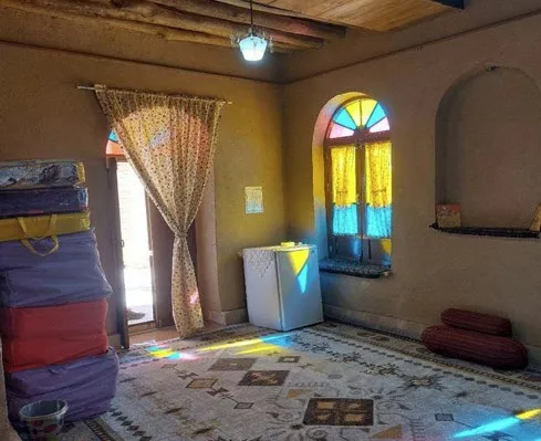 اتاق سنتی عمارت مهاجر خرقان با پنجره رنگی