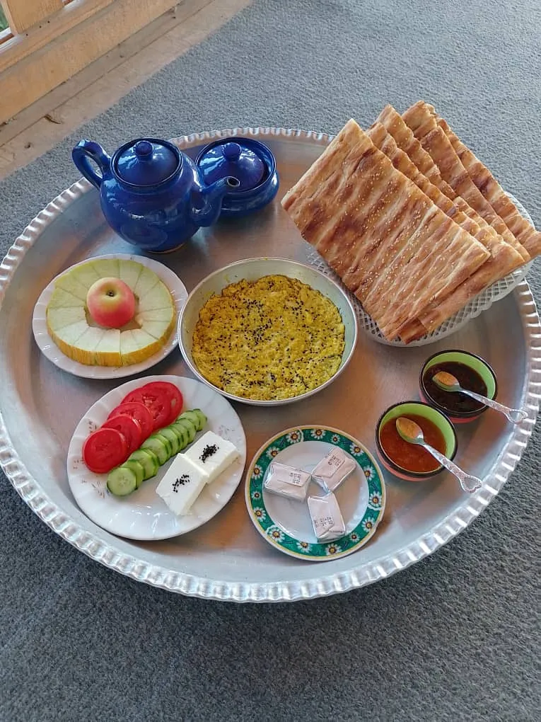 سینی صبحانه با نان، پنیر، خیار و چای در گیلک ده
