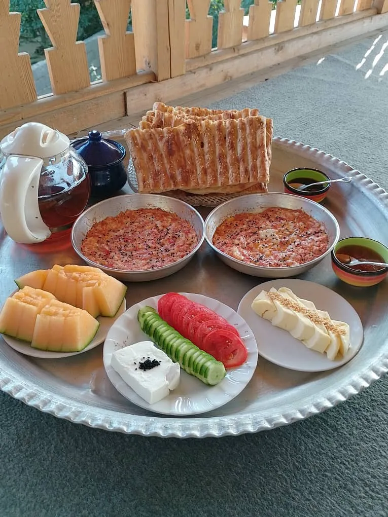 سینی صبحانه محلی در گیلک ده