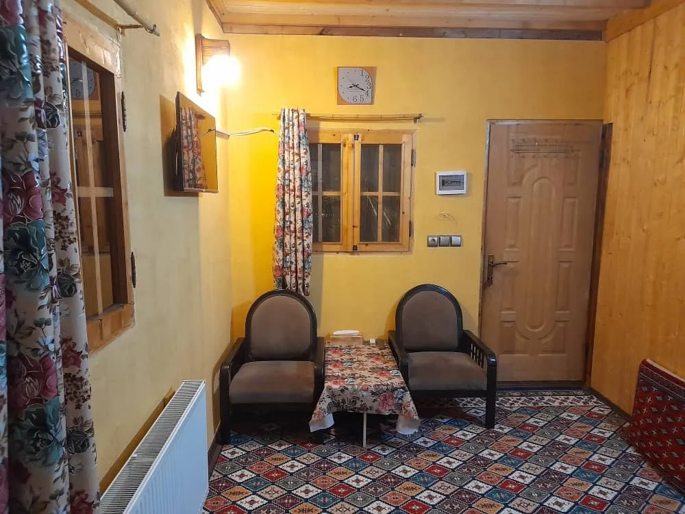 نشیمن گیلک ده با دو صندلی و فرش طرحدار