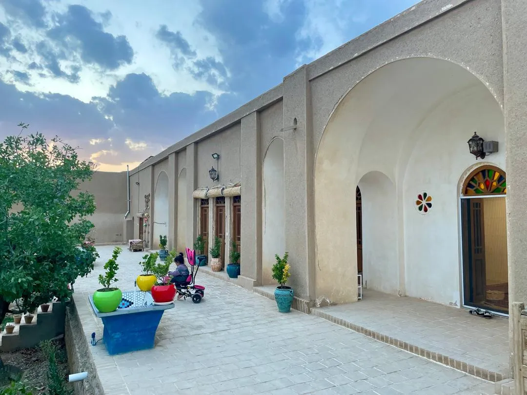 نمای حیاط عمارت طاهری با ایوان‌های قوسی