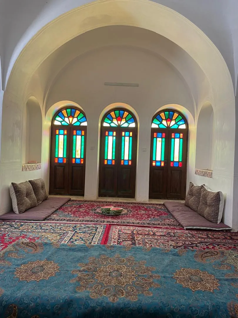 سه پنجره رنگی در نشیمن عمارت طاهری